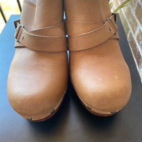 UGG Australia Natalee Tan Leather Wedge Wood Heel Clogs Mules Size 8 - Picture 6 of 12